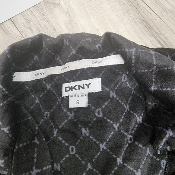 DKNY Black Logo Velour Pajamas PJ Set Button Top & Pants Pockets Sz S - Picture 4 of 9